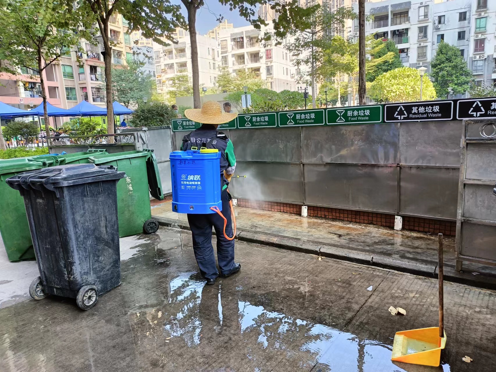 清理綠化帶垃圾，清洗各各棟樓大堂地面與消毒垃圾池7.jpg